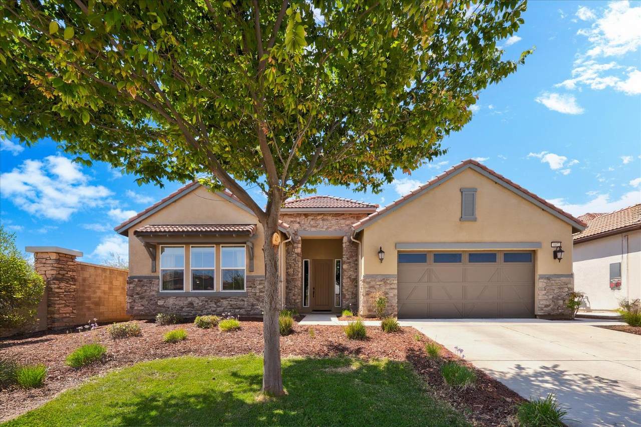 602 Pinnacle Drive - Photo 1