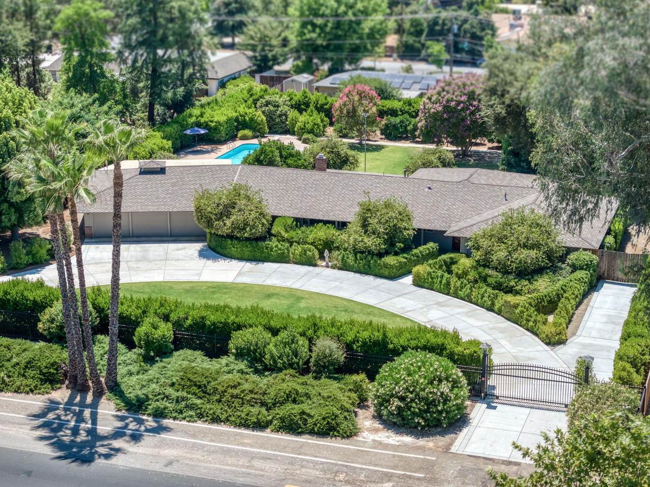 5679 Van Ness Boulevard - Photo 1
