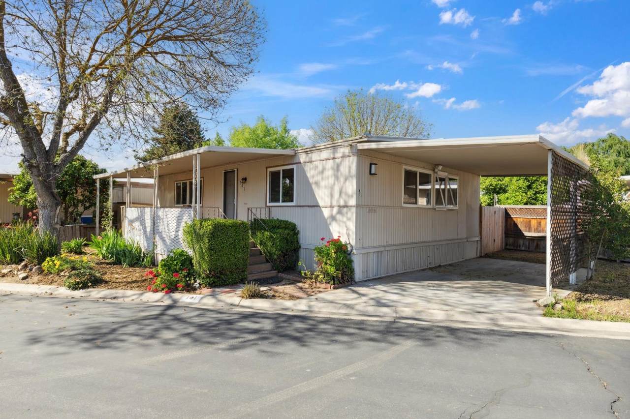 9360 Blackstone Avenue - Photo 1