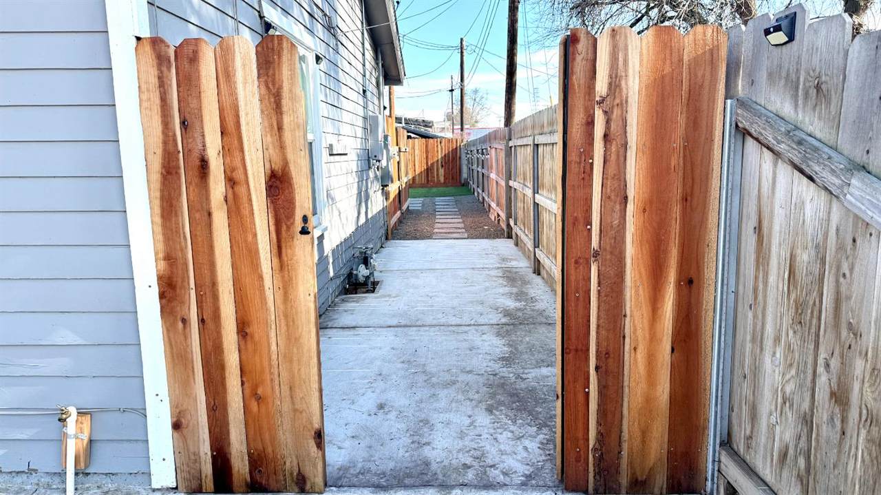 10851 Hamill Street - Photo 1