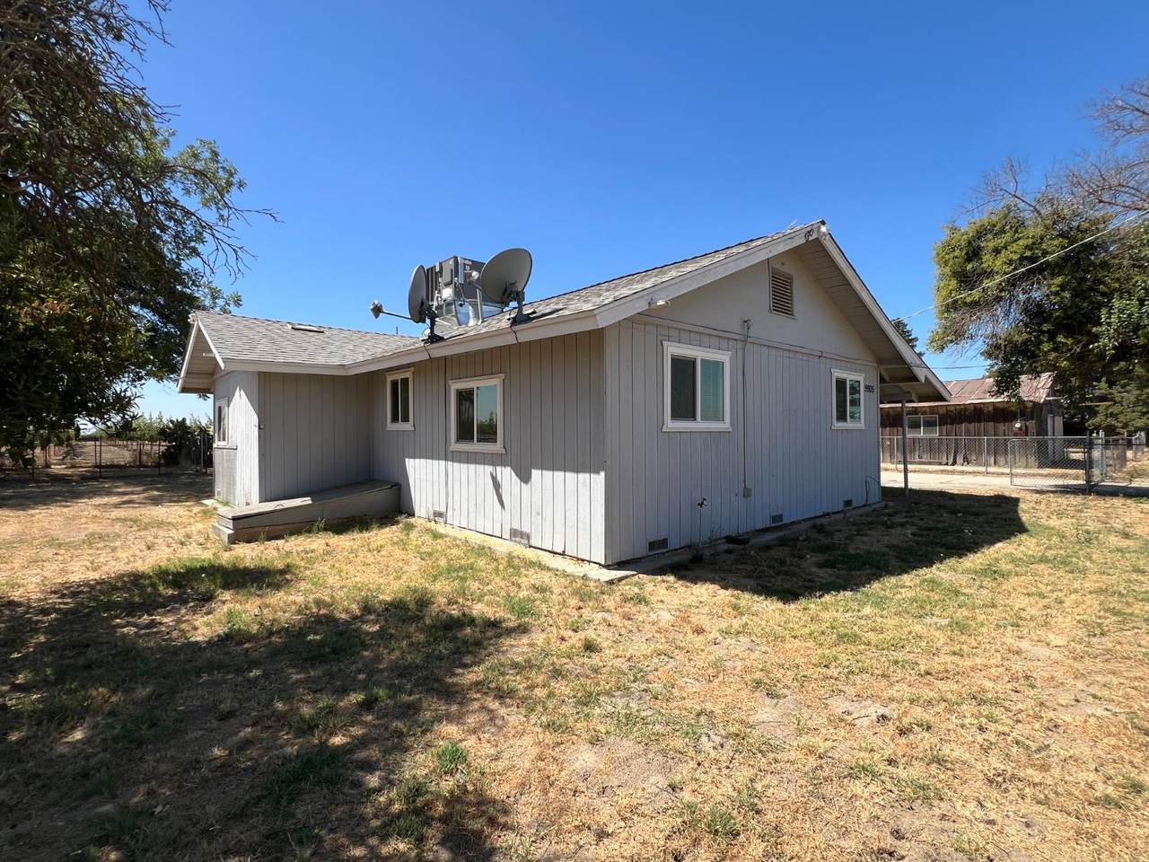 9905 Shaw Avenue - Photo 1
