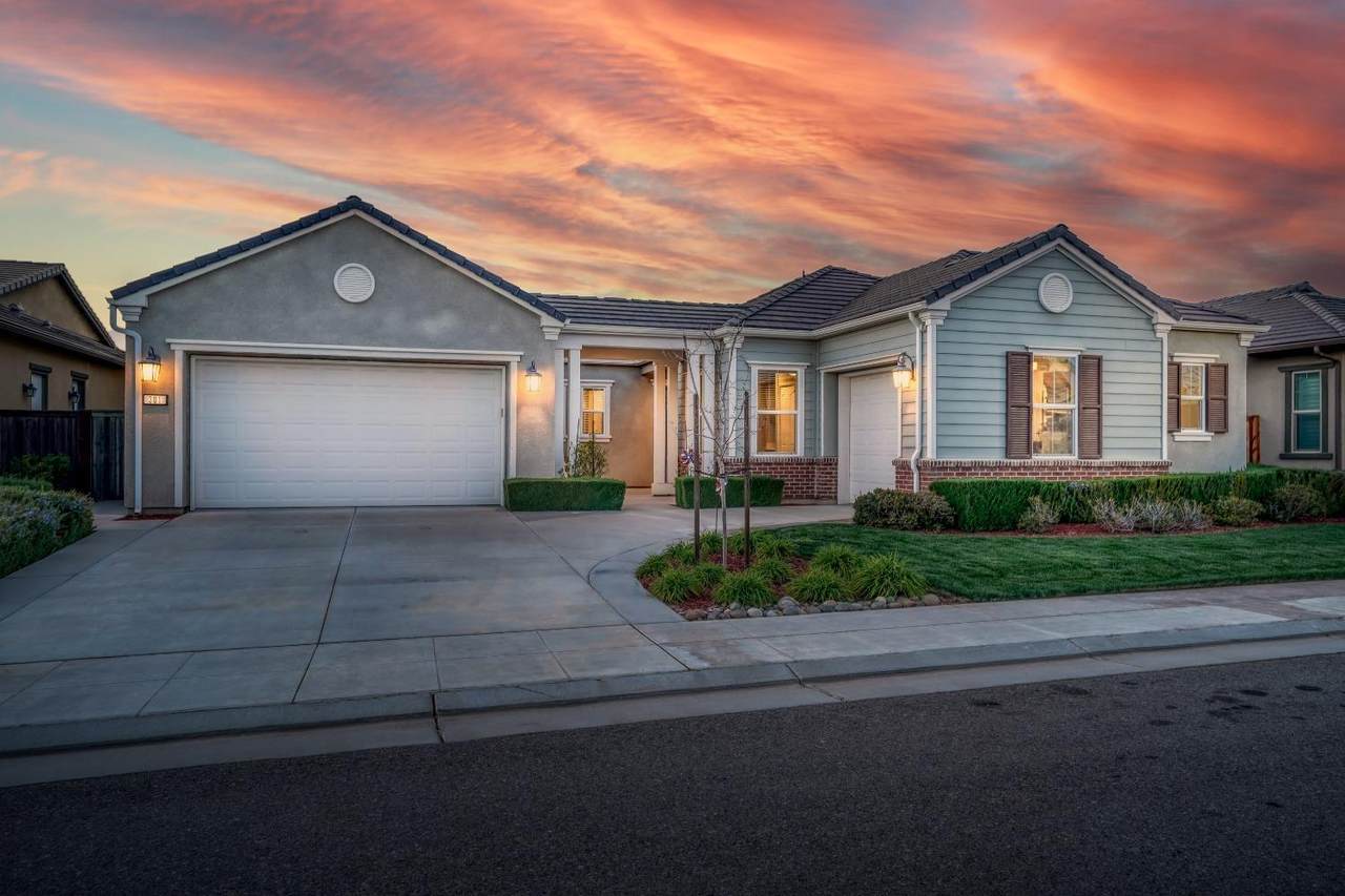 301 Pinnacle Drive - Photo 1
