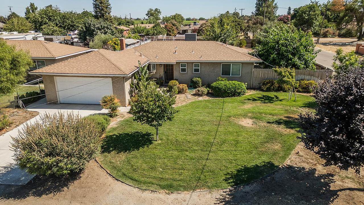 225 Larsen Avenue - Photo 1