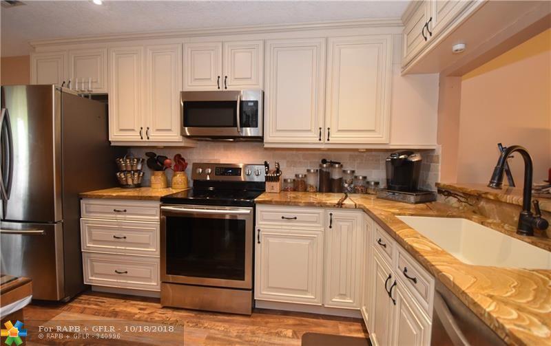 204 Washingtonia Ave - Photo 1