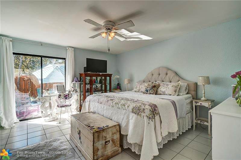 7708 Balboa St - Photo 1