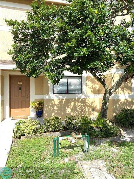 423 Palm Cir E - Photo 1