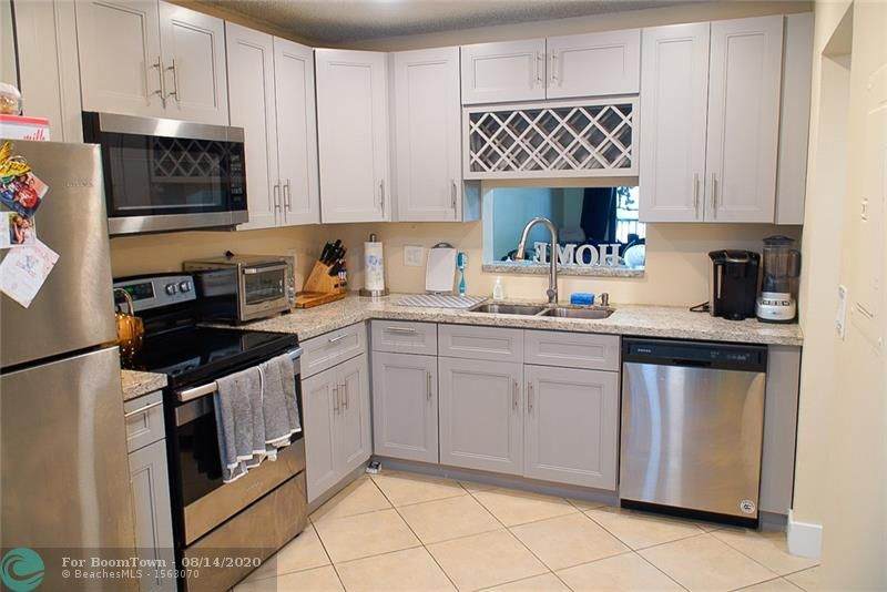 8061 Southgate Blvd - Photo 1