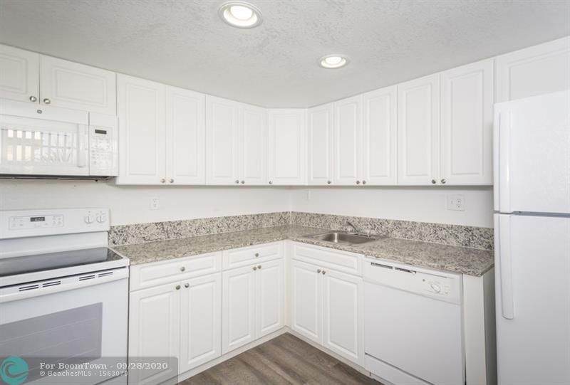 9357 77 Ave - Photo 1