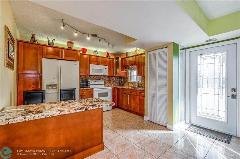 300 Hollybrook Dr - Photo 1