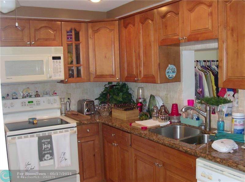 2805 Victoria Way - Photo 1