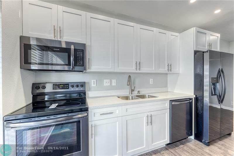 2881 32nd St - Photo 1
