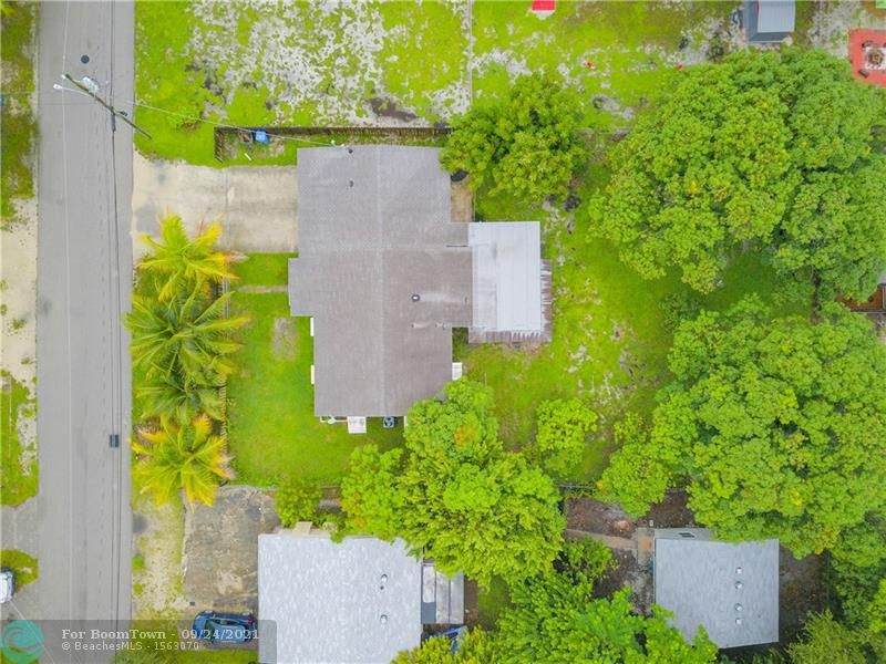645 32nd St - Photo 1