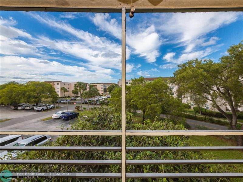 2860 Somerset Drive - Photo 1