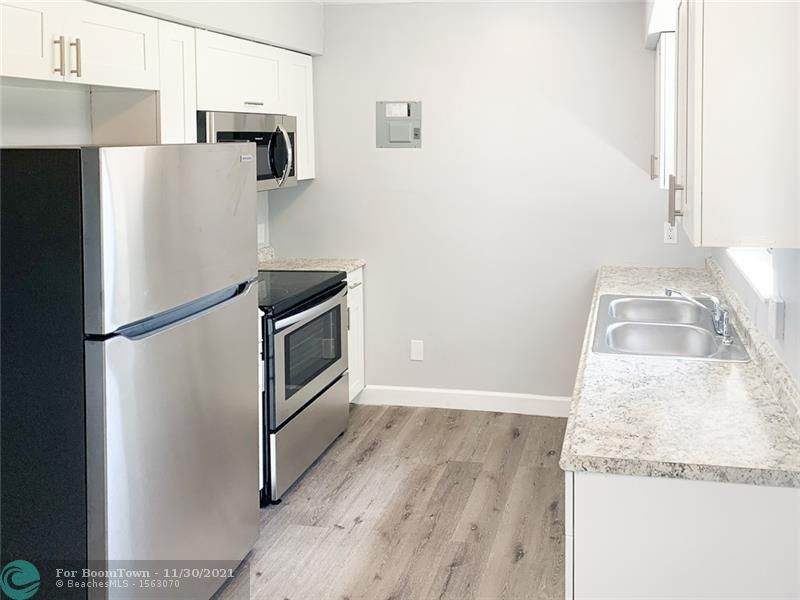 942 12th St - Photo 1