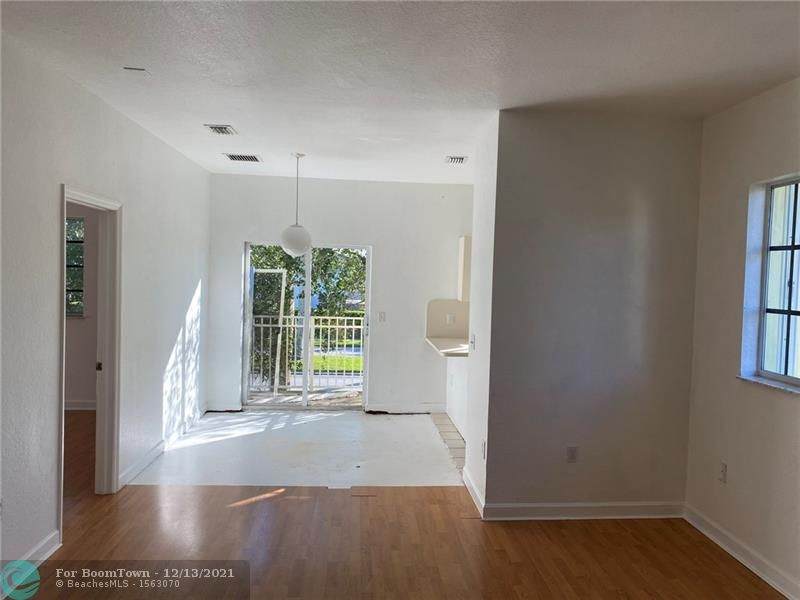 383 27th Ter - Photo 1