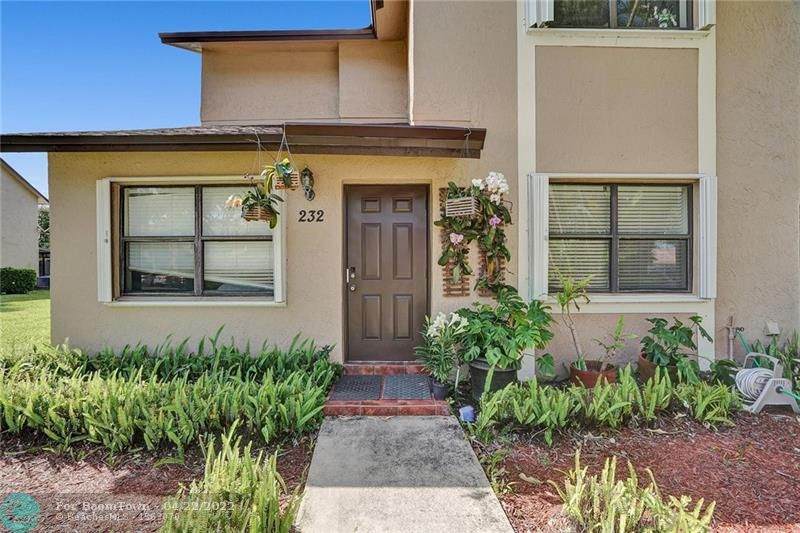 232 Lakeside Cir - Photo 1