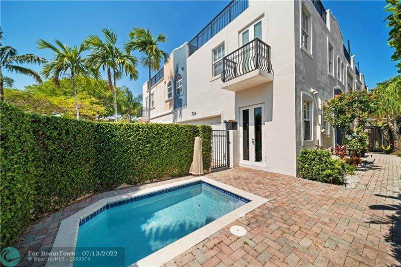 726 15th Ave - Photo 1