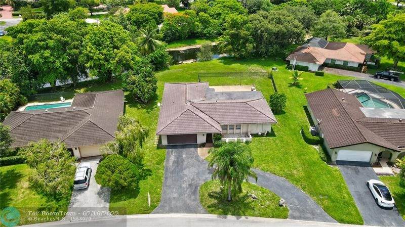 3915 103rd Dr - Photo 1