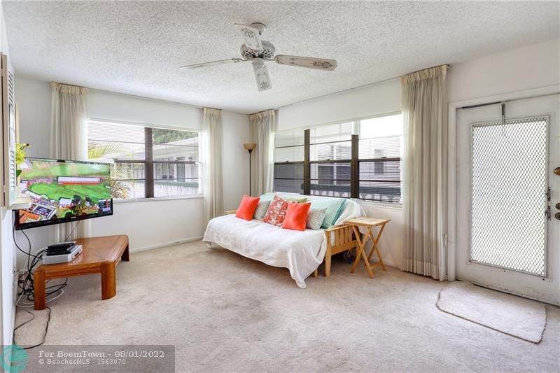 300 Oakridge Q - Photo 1