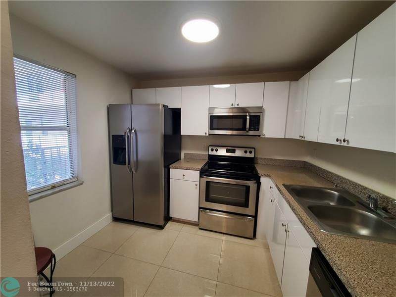 2821 Somerset Dr - Photo 1
