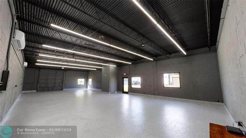 560 42nd St - Photo 1