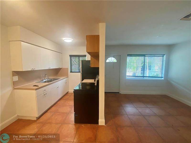 300 9th Ct - Photo 1
