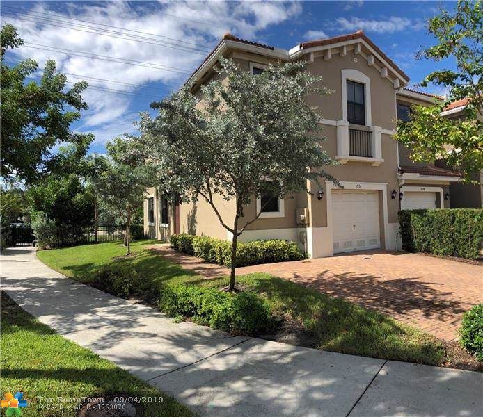 1004 33rd Ct - Photo 1