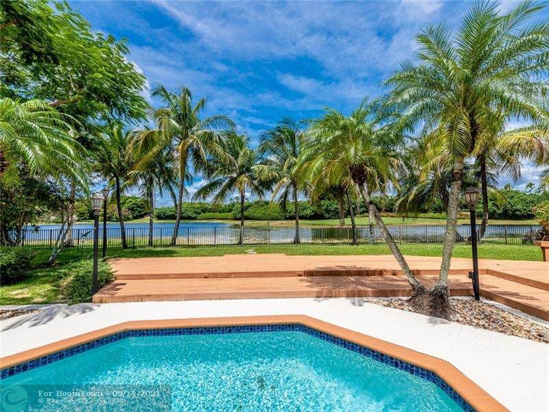 391 Coconut Cir - Photo 1