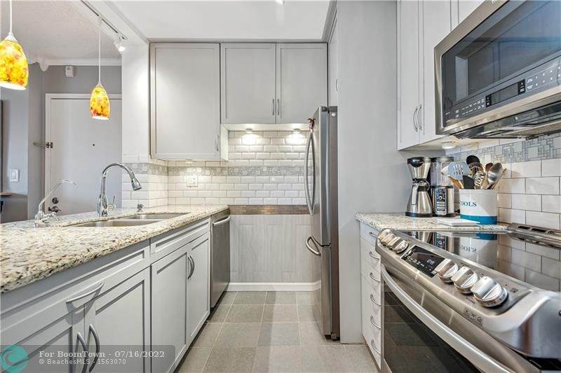 720 Bayshore Dr - Photo 1