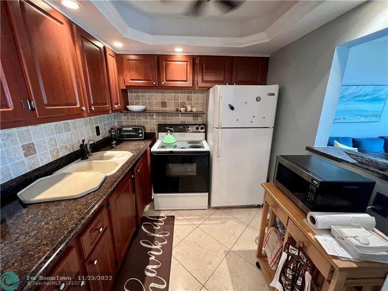 407 Markham S - Photo 1