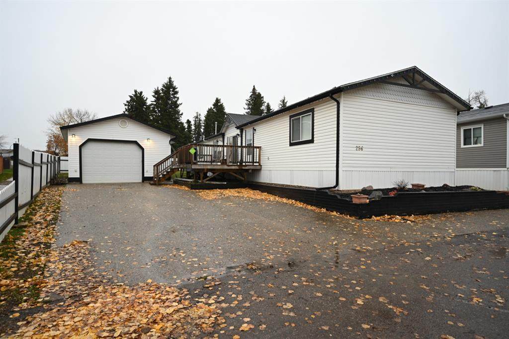 256 Grenfell Crescent - Photo 1