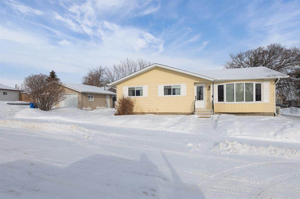 120 Simcoe Way - Photo 1