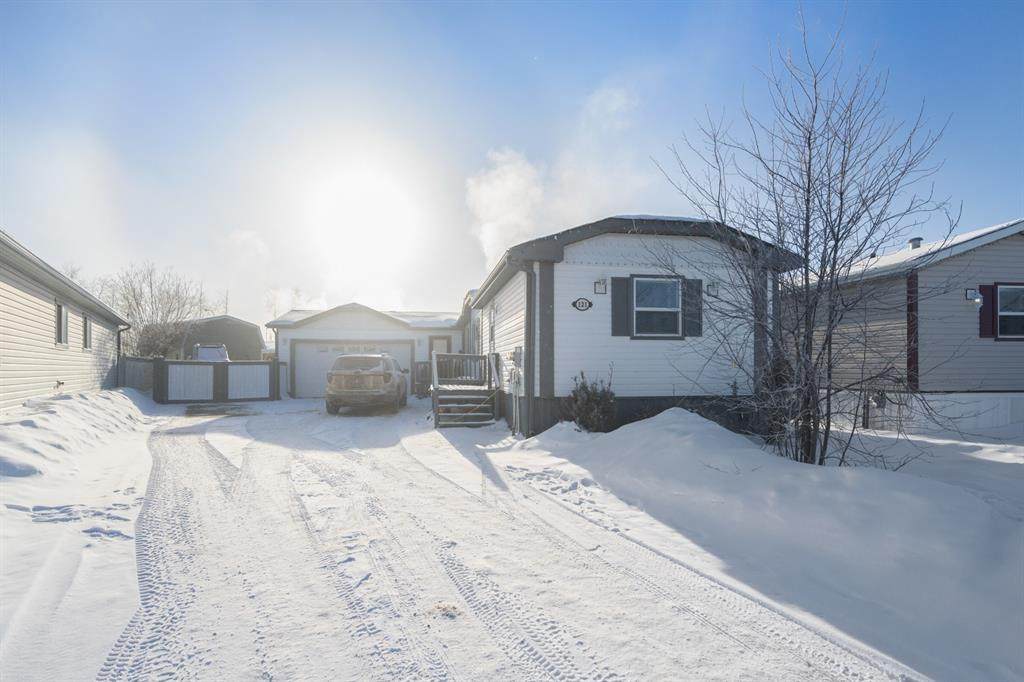 121 Hall Crescent - Photo 1
