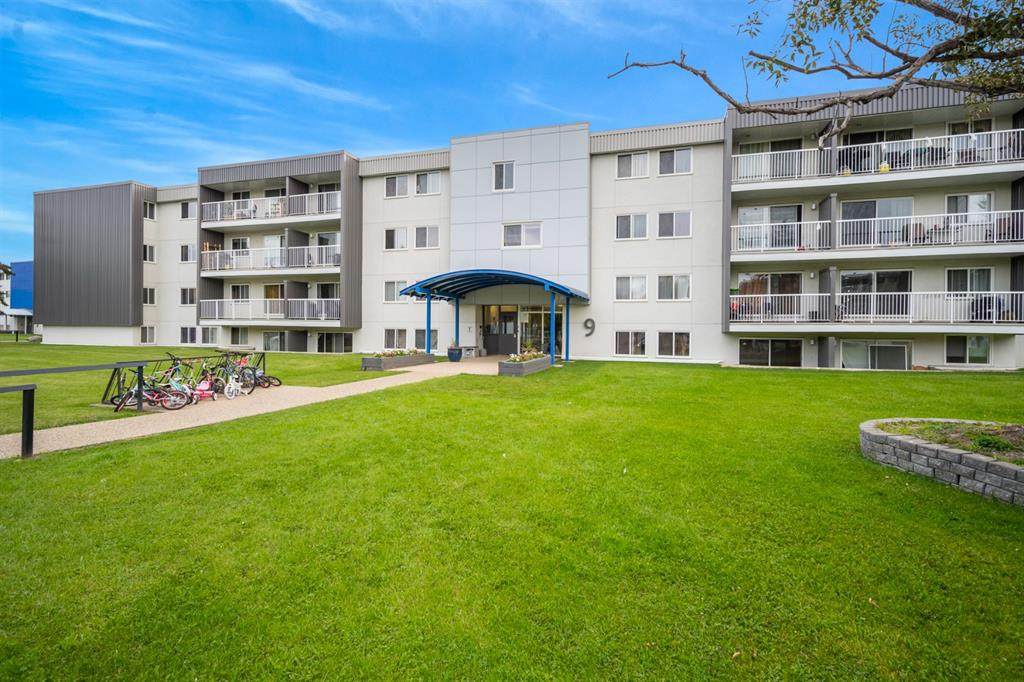 9 Clearwater Crescent - Photo 1
