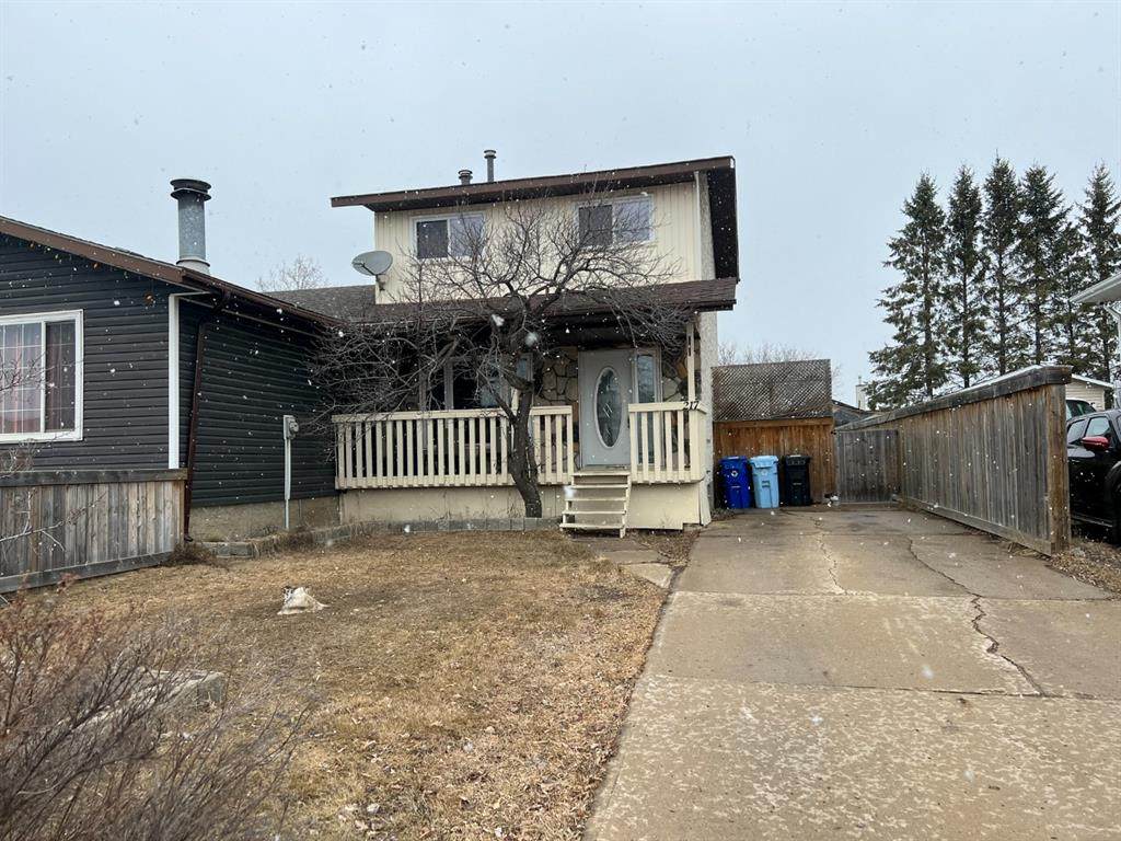 217 Oaks Crescent - Photo 1