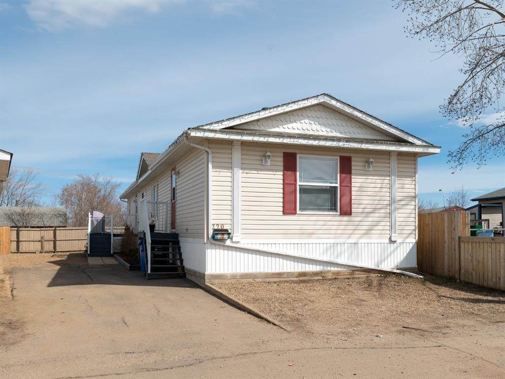 220 Grenfell Crescent - Photo 1