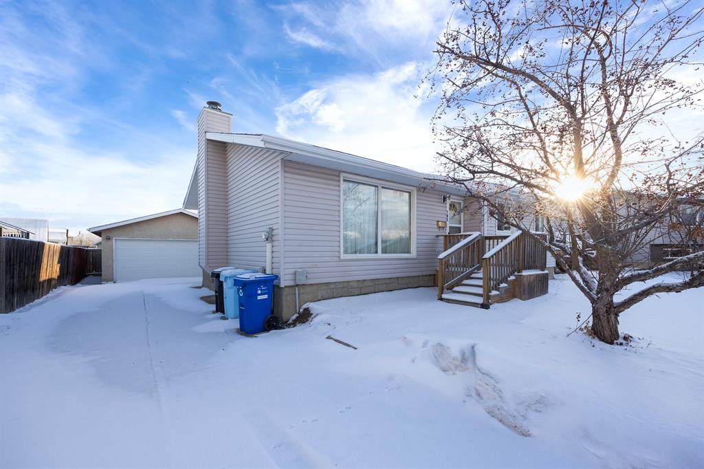 105 Silvanus Crescent - Photo 1