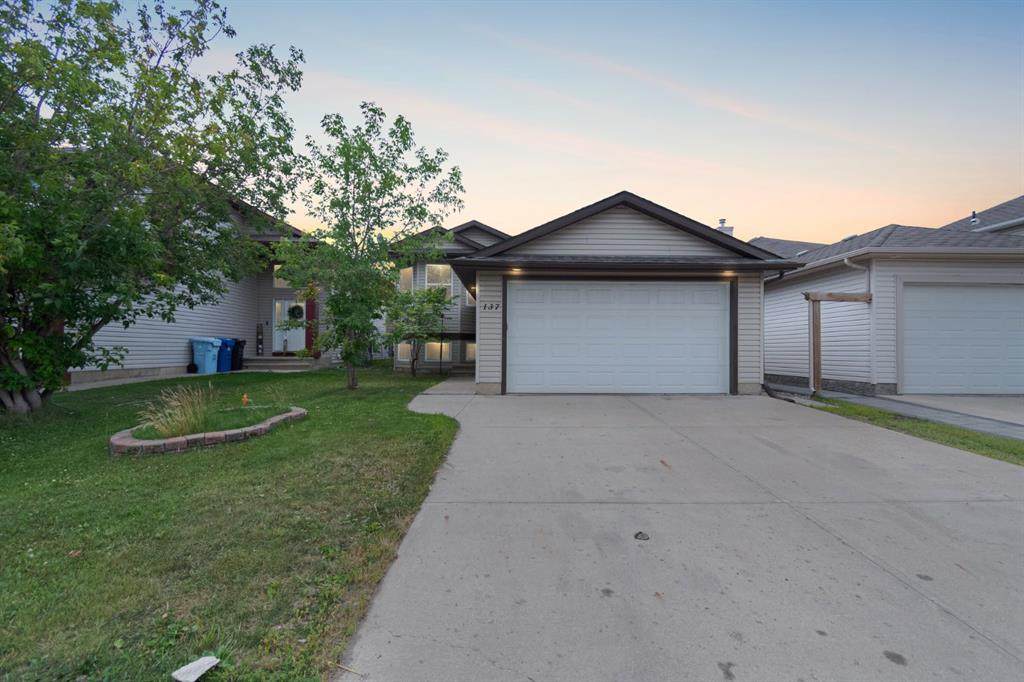 137 Fox Crescent - Photo 1