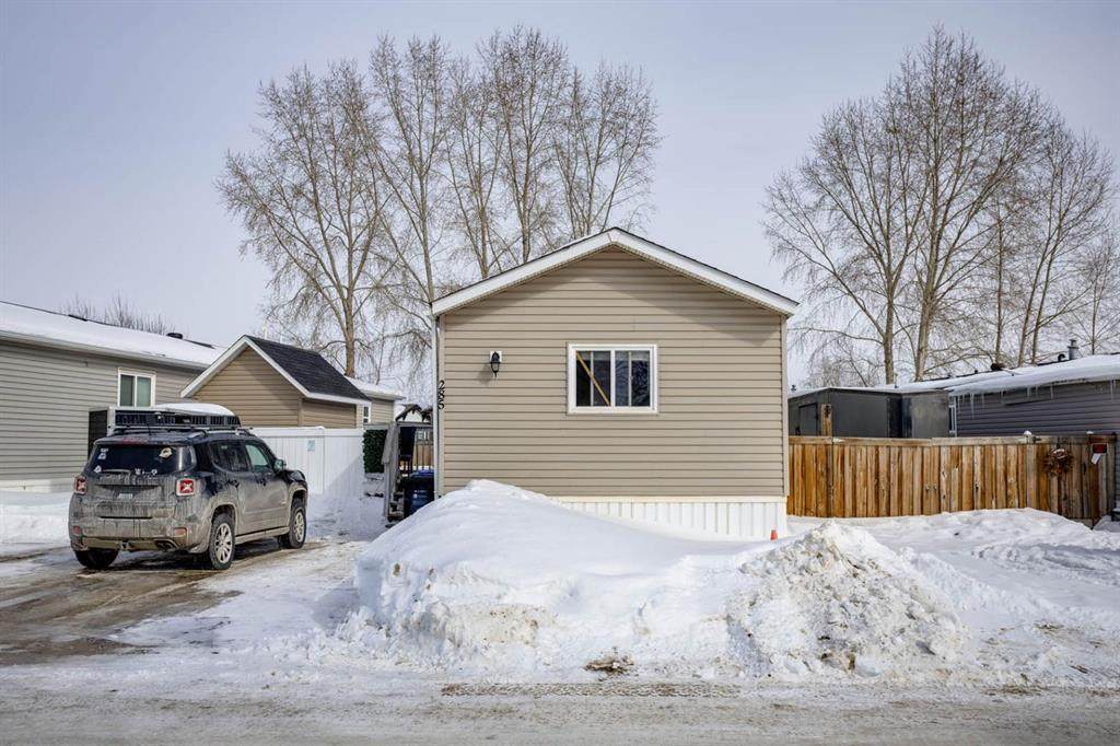 285 Grenfell Crescent - Photo 1