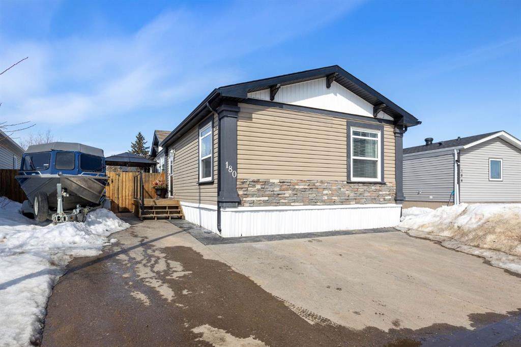 180 Grenfell Crescent - Photo 1