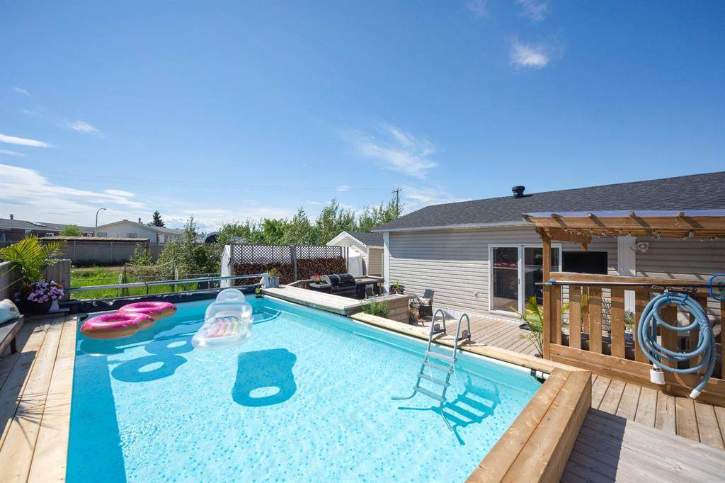 240 Grandview Crescent - Photo 1
