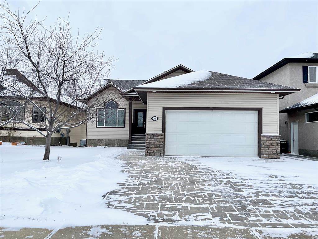 200 Lindstrom Crescent - Photo 1