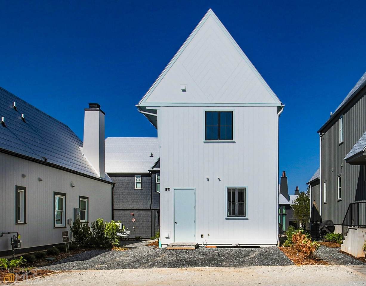135 Carlyle Lane - Photo 1