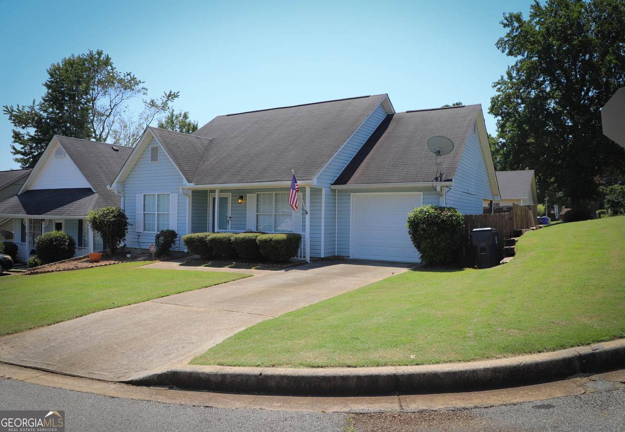 143 Oak Circle - Photo 1