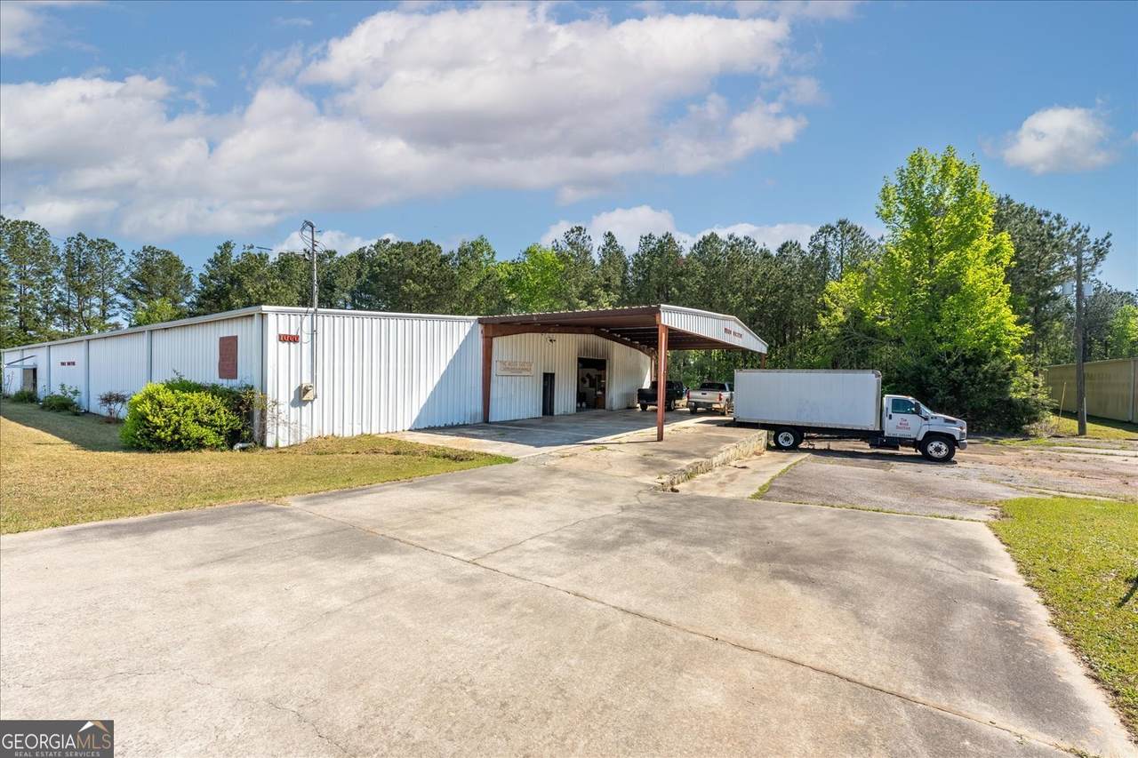 1060 Industrial Boulevard - Photo 1