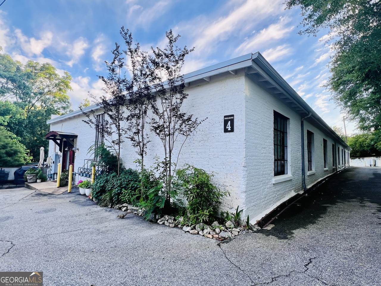 585 White Circle - Photo 1