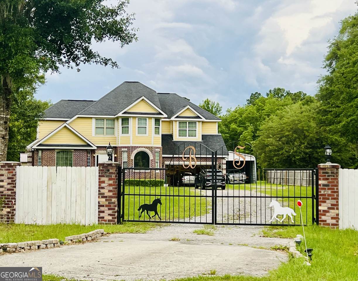 2481 Islands Highway - Photo 1