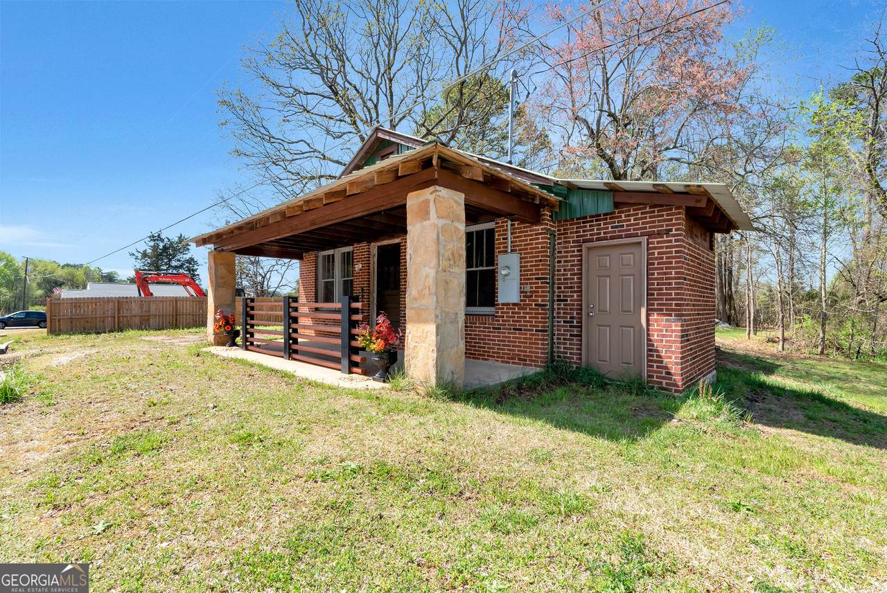 723 Gainesville Hwy - Photo 1