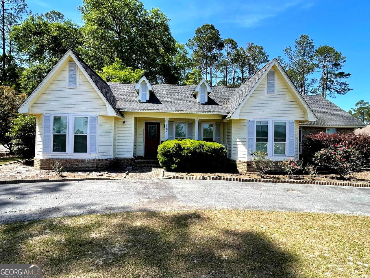 1104 Lakeview Drive - Photo 1