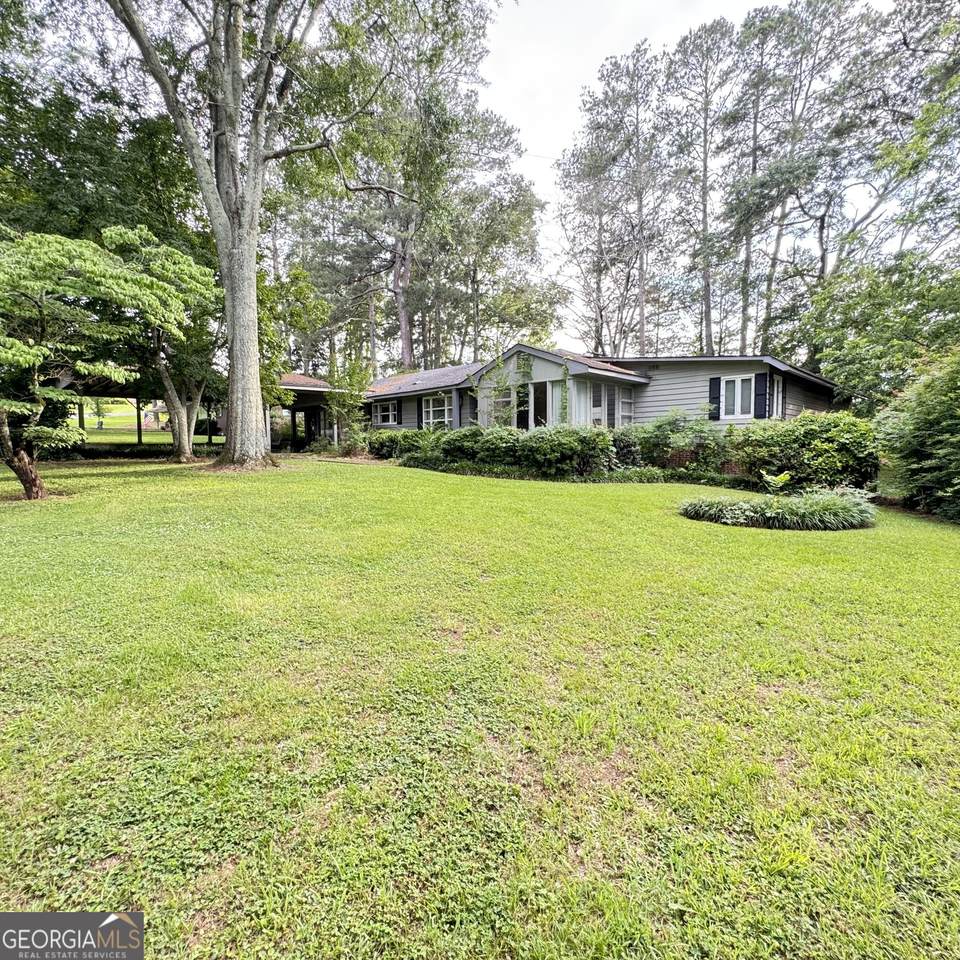 207 Iris Drive - Photo 1